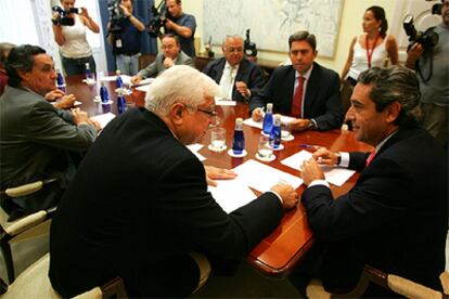 José Ramón García Antón, a la izquierda en primer plano, conversa con Víctor Campos, ayer.