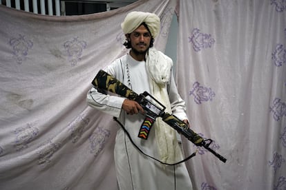Bilal Shafiola, talibán de 19 años procedente de la provincia de Wardak, muestra el rifle casero que ha fabricado.