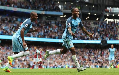 Sterling celebra junto a Fernandinho su gol ante el West Ham.