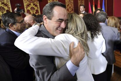 La socialista Milagros Tolón, que ha sido elegida hoy alcaldesa de Toledo con 13 votos a favor, es felicitada por el expresidente de Castilla-La Mancha, José Bono, tras recibir el bastón de mando del alcalde saliente, Emiliano García-Page.