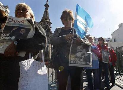 Miles de personas hacen cola para dar el último adiós al ex presidente argentino Raúl Alfonsín en Buenos Aires