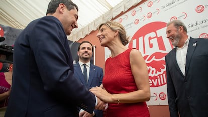 La vicepresidenta segunda del Gobierno, Yolanda Díaz (Sumar), saluda al presidente andaluz, Juan Manuel Moreno (PP), en la Feria de Sevilla de 2022.