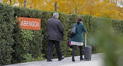 Unas personas entran al centro de Abengoa de Palmas Altas en Sevilla.