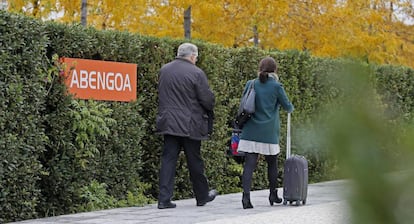 Unas personas entran al centro de Abengoa de Palmas Altas en Sevilla. 