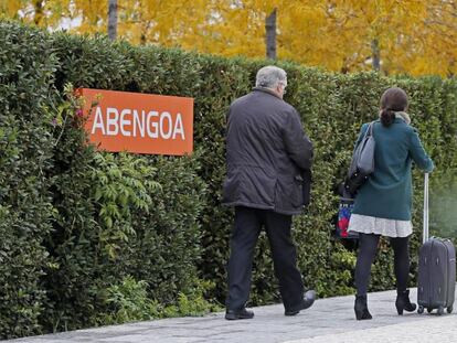 Unas personas entran al centro de Abengoa de Palmas Altas en Sevilla. 
