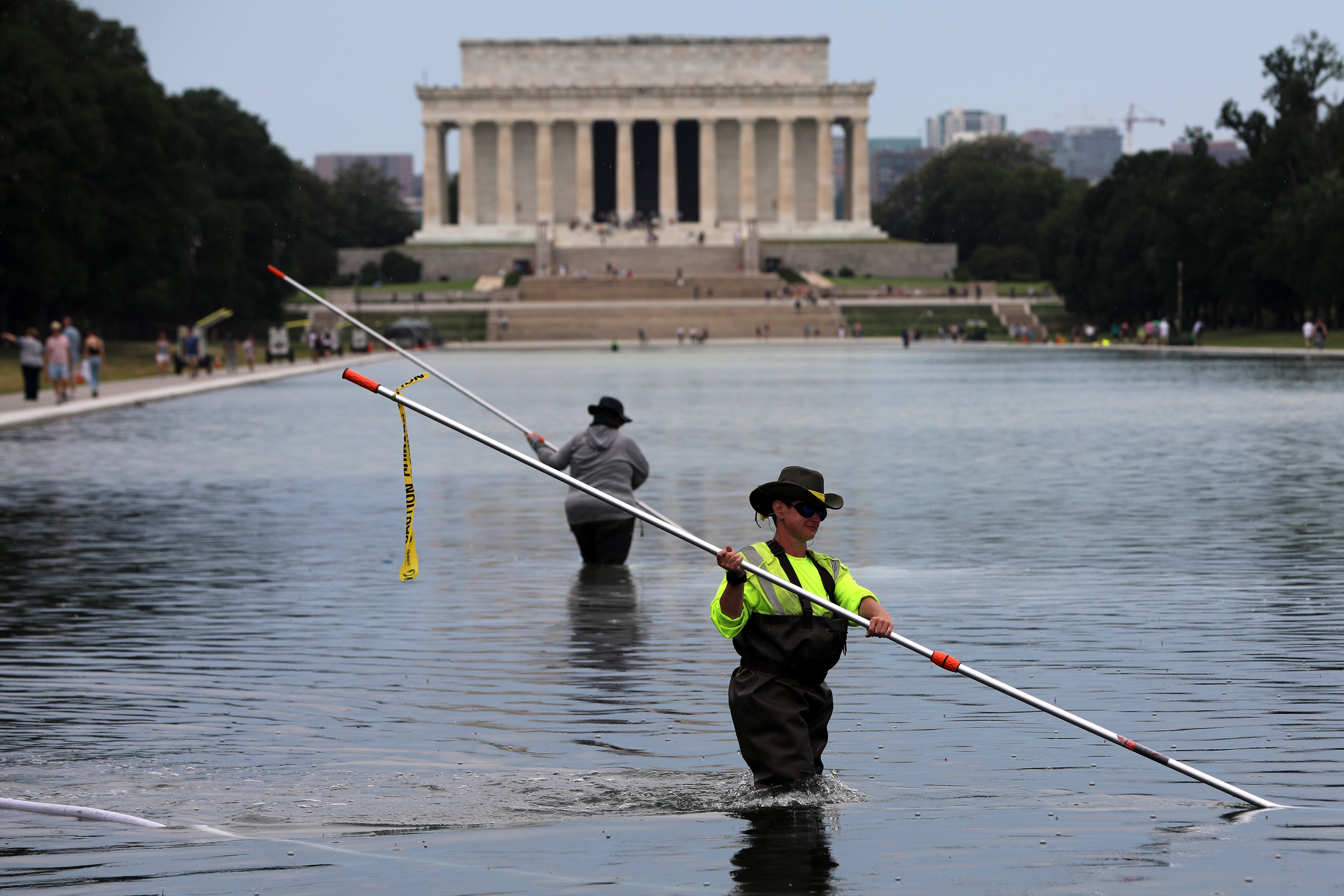 "Vándalos" y amenazas de hasta 10 años de cárcel: Trump desvía la culpa por el fracaso de la piscina reflectante del Monumento a Lincoln