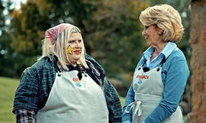 Esty Quesada (izquierda) y Esperanza Aguirre, el dúo revelación de la segunda temporada de 'Bake Off' emitida en España.