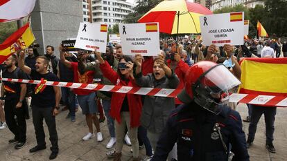 La Ertzaintza protege un corredor de 15 metros en el que los seguidores de Vox y los de Sare se enfrentan con insultos.