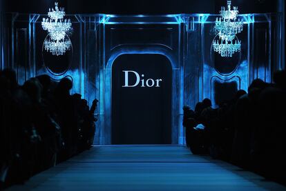 Luces de tonos azulados tiñeron los salones del Museo Rodin de París, escenario del último desfile de John Galliano para Dior.