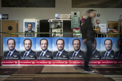 Un hombre camina en la sede de campaña de François Hollande en Lyon.
