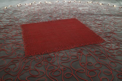 Undercurrent (2008), de Mona Hatoum, una alfombra tejida con cables eléctricos.</b>