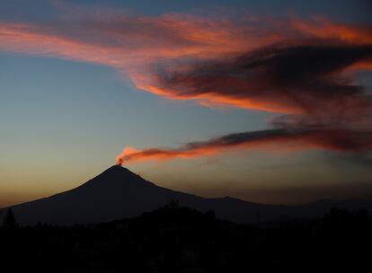 Una columna de vapor del volcán Popoctépetl, vista desde el municipio de San Andrés Cholula, el 1 de febrero de 2023. 