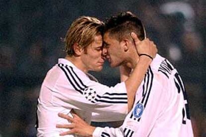 Arriba, el athlético Tiko recibe el abrazo de sus compañeros. Abajo, el madridista Portillo es felicitado por Salgado.