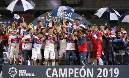 Tigre celebra la obtención de la Copa de la Superliga tras vencer 2-0 a Boca en la ciudad de Córdoba