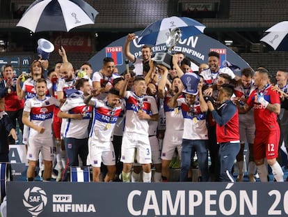 Tigre celebra la obtención de la Copa de la Superliga tras vencer 2-0 a Boca en la ciudad de Córdoba