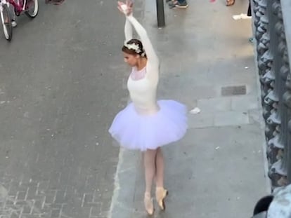 Una bailarina interpreta ‘El lago de los cisnes’ en una calle de Barcelona