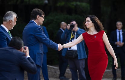 El presidente de la Generalitat de Cataluña, Salvador Illa (en el centro), saluda a la presidenta de la Comunidad de Madrid, Isabel Díaz Ayuso, ante la presencia del ministro de Política Territorial y Memoria Democrática, Ángel Víctor Torres (a la izquierda).