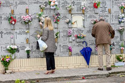 Un estudio de la Organización de Consumidores y Usuarios advierte del excesivo coste de gran parte de las tarifas municipales de cementerio, y señala a Madrid como la ciudad con el servicio más caro. La inhumación más barata en la capital cuesta 2.035 euros.