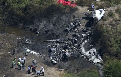 Restos del avión que se estrelló al despegar en el aeropuerto Hanscom Field en Bedford, Massachusets.