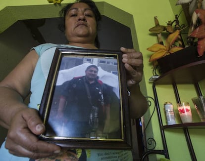 Blandina Ponce muestra la foto de su hijo asesinado en Villa Juárez. Sinaloa.