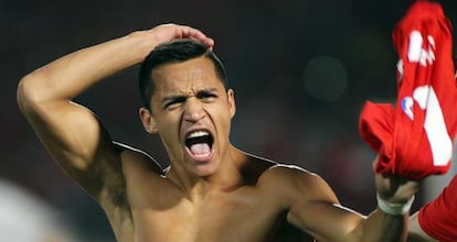 El chileno Alexis celebra un gol ante Ecuador.