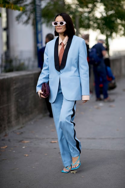 Annie Hall estaría orgullosa de ver esta combinación por las calles de París. Perderle el miedo a llevar corbata es una asignatura pendiente que, este otoño, las más tímidas pueden sustiuir por una camisa con generosa lazada en el cuello.