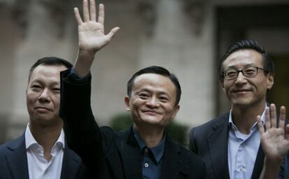 O fundador da Alibaba, Jack Ma (centro), com outros executivos na porta da Bolsa de Nova York.