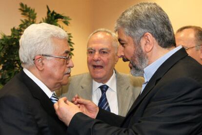 El presidente de la Autoridad Palestina, Mahmud Abbas (izquierda), y el líder de Hamás, Jaled Meshal, ayer en El Cairo.