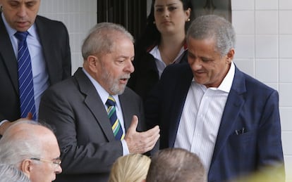 El expresidente de Brasil Luiz Inácio Lula da Silva (izda.) sale de una oficina de abogados para dirigirse al Tribunal de Justicia Federal en Curitiba (Brasil).