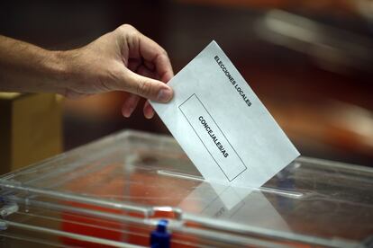 Un ciudadano deposita su voto en las elecciones municipales de 2015.