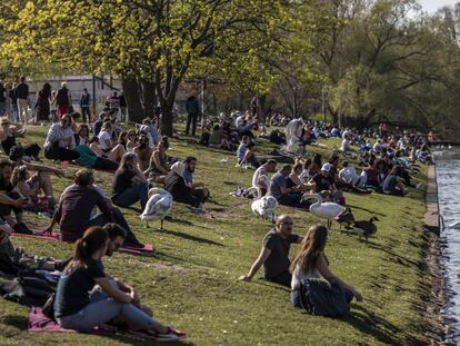 Berlinenses em um parque.