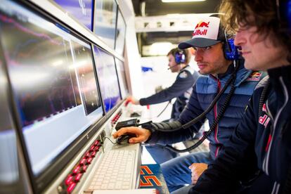 El español Carlos Sainz de la escudería Toro Rossa durante el segundo día de las pruebas de invierno de Fórmula 1 en el circuito de Cataluña, en Montmeló, (Barcelona).