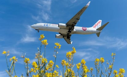 Un avión de Air Europa sobrevuela el aeropuerto de Barcelona. 