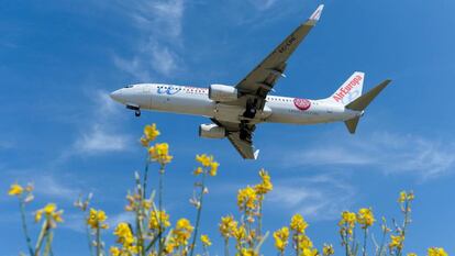 Un avión de Air Europa sobrevuela el aeropuerto de Barcelona. 