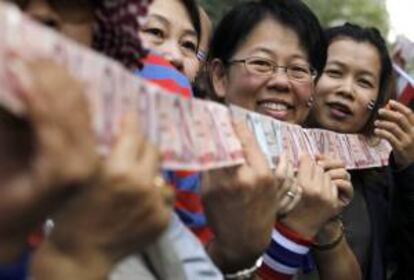 El líder antigubernamental, Suthep Thaugsuban (no fotografiado), recolecta dinero de sus simpatizantes durante una protesta en Bangkok (Tailandia) hoy. Miles de manifestantes continúan en las calles para recaudar fondos para los agricultores que no han recibido todavía el dinero del gobierno por sus cosechas.