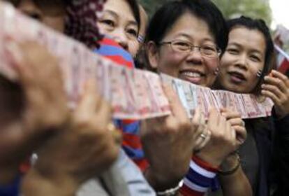 El lder antigubernamental, Suthep Thaugsuban (no fotografiado), recolecta dinero de sus simpatizantes durante una protesta en Bangkok (Tailandia) hoy. Miles de manifestantes continan en las calles para recaudar fondos para los agricultores que no han recibido todava el dinero del gobierno por sus cosechas.