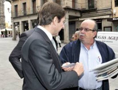 El presidente de Bankia, José Ignacio Goirigolzarri (i), recibe una carta de un cliente de entidad, a su llegada hoy a la sede central de Bankia en Segovia.