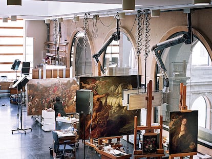 Taller de restauración del Museo del Prado, situado en la ampliación de Moneo.