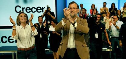 El presidente del Gobierno y del Partido Popular, Mariano Rajoy, y la candidata por Castilla La Mancha, Mar&iacute;a Dolores de Cospedal, durante su intervenci&oacute;n hoy en el acto de presentaci&oacute;n de la candidatura. 