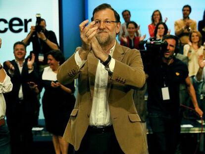 El presidente del Gobierno y del Partido Popular, Mariano Rajoy, y la candidata por Castilla La Mancha, Mar&iacute;a Dolores de Cospedal, durante su intervenci&oacute;n hoy en el acto de presentaci&oacute;n de la candidatura. 