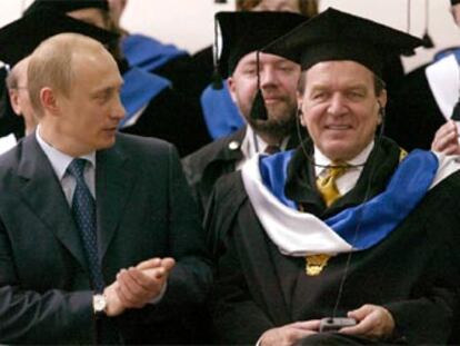 Putin (izquierda) y Schröder, tras recibir éste el título de doctor <i>honoris causa</i> de la Universidad de San Petersburgo.