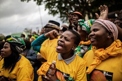 Ciudadanos sudafricanos celebran la sentencia por la que dos granjeros blancos serán enviados a prisión durante 19 y 16 años por grabarse forzando a un hombre negro a entrar en un ataúd y amenazando con quemarlo vivo.