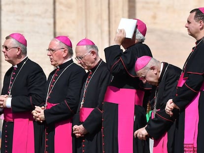Obispos esperan la llegada del Papa en la Plaza de San Pedro.