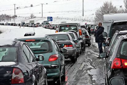 Cientos de vehículos atascados por la nieve cerca de la localidad de Briviesca (Burgos).