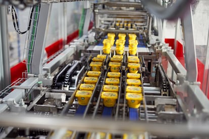 La compañía fabrica cinco millones de envases de alioli. 