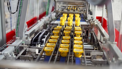 La compañía fabrica cinco millones de envases de alioli.
