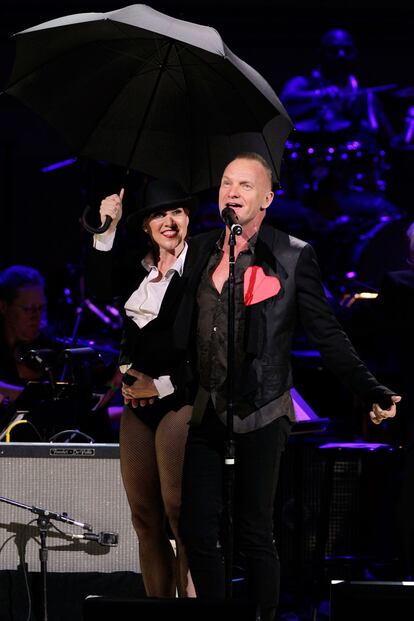 Sting en plena representación de Cantando bajo la lluvia.