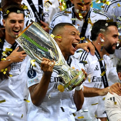 Soccer Football - Super Cup - Real Madrid v Atalanta - National Stadium, Warsaw, Poland - August 14, 2024 Real Madrid's Kylian Mbappe celebrates with the trophy after winning the Super Cup REUTERS/Jennifer Lorenzini