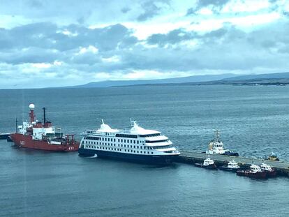 El buque oceanográfico 'Hespérides', en Punta Arenas (Chile), junto a un crucero turístico.