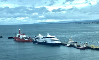 El buque oceanográfico 'Hespérides', en Punta Arenas (Chile), junto a un crucero turístico.